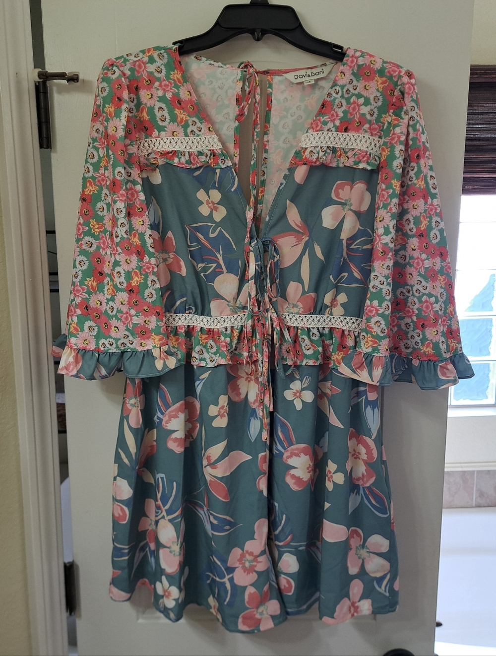DAVI & DANI Teal and Pink Floral Tie-Front Romper Size Small